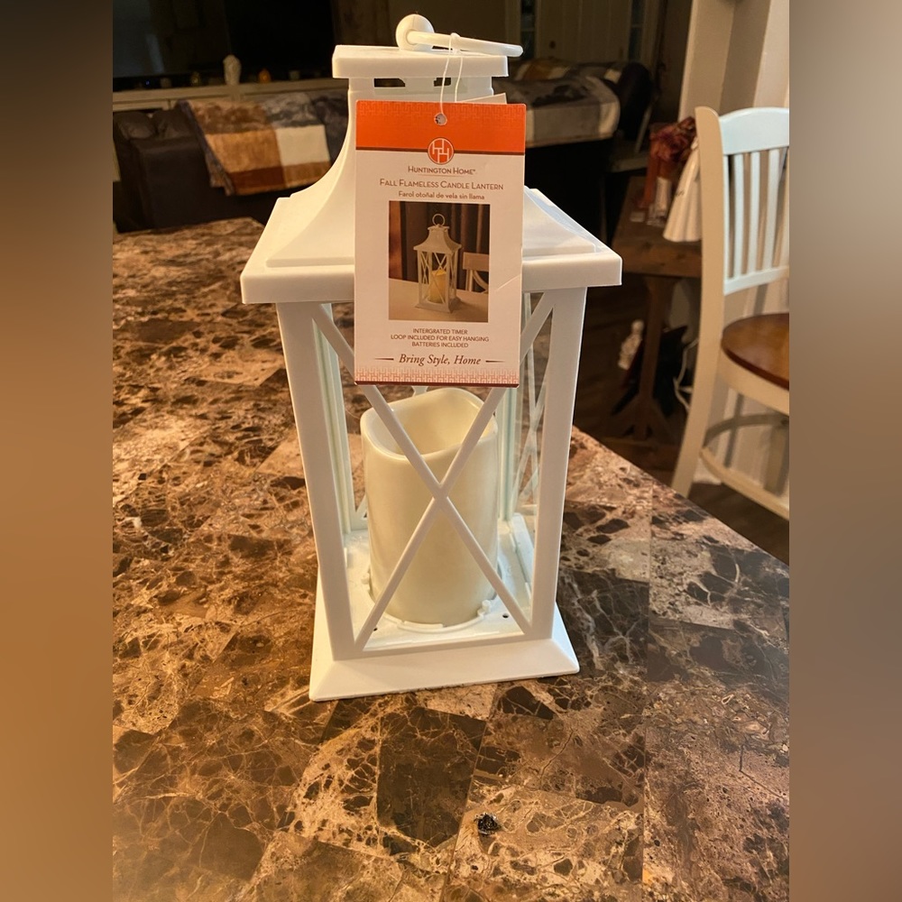 NWT HOT AND STYLISH FLAMELESS CANDLE LANTERN